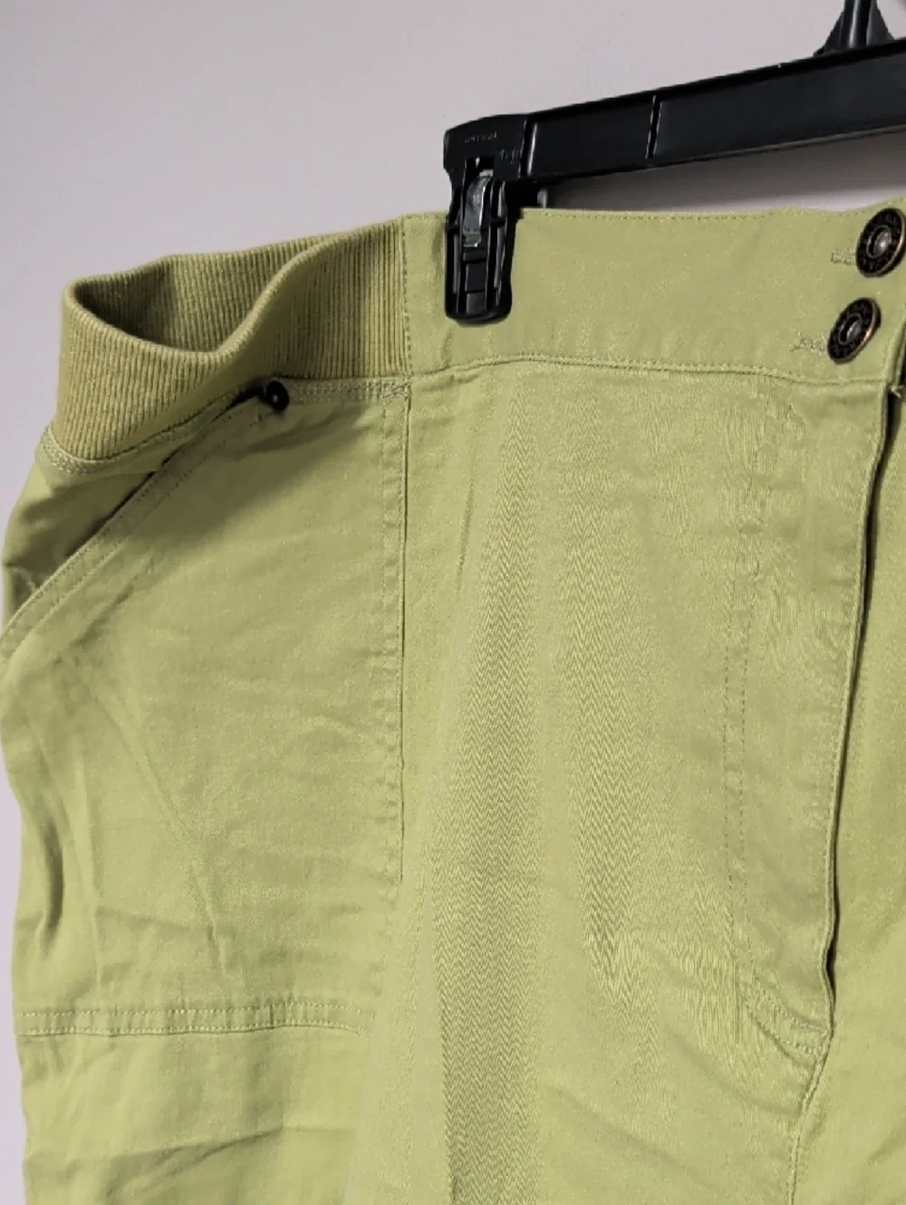 Liz & Me Olive Green Capris - Picture 4 of 6